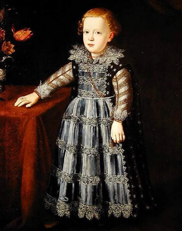Ritratto di bambino in piedi accanto a un tavolo
